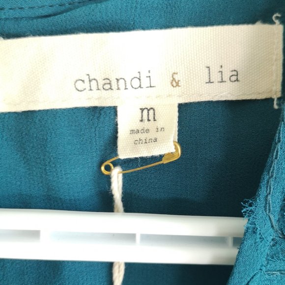 NWT - CHANDI & LIA - Easy to Wear Detailed Teal Top with Exposed Back Zipper - Picture 2 of 5